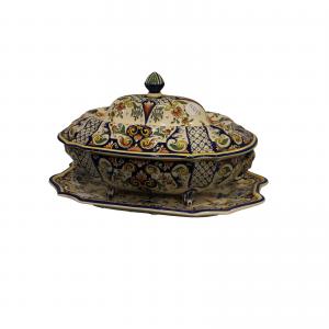 Beautiful French tureen from the early 1900s in richly decorated porcelain.